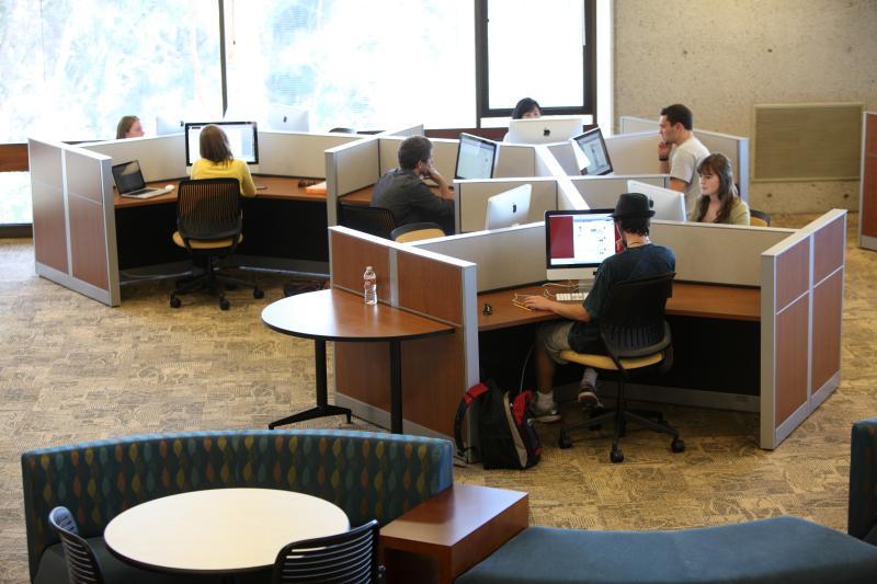 学生们在图书馆用电脑工作